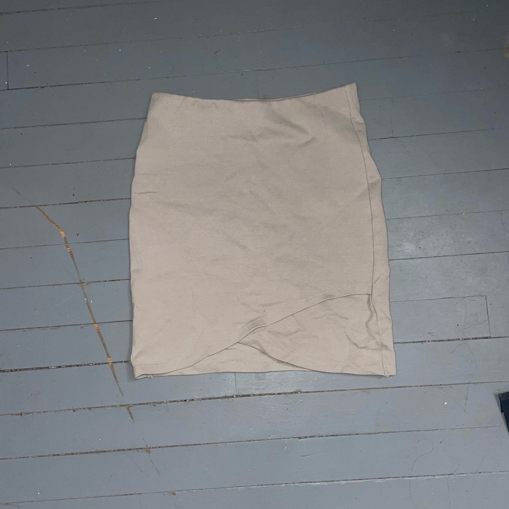 Aritzia skirt brand new worn once!
